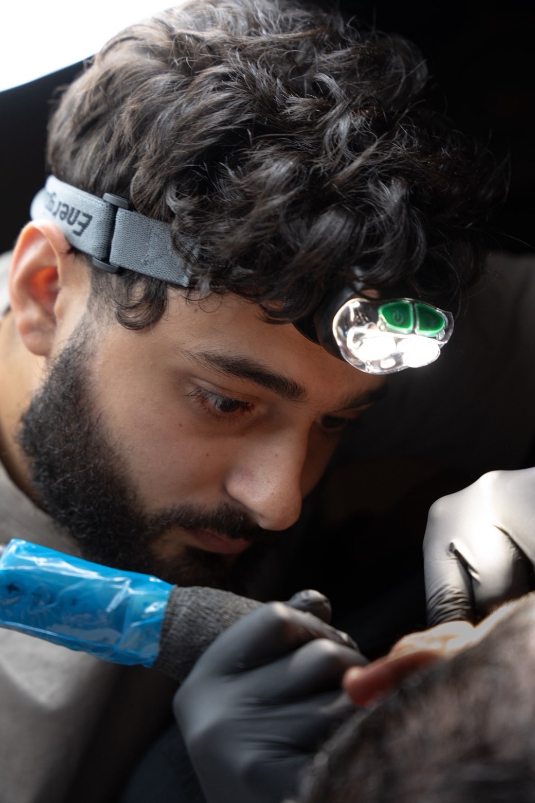 Séance de tatouage au salon VR Body Art